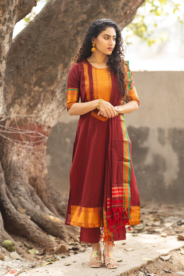 Pranika Naryanpeth Handloom Cotton Elegance Set-With lining