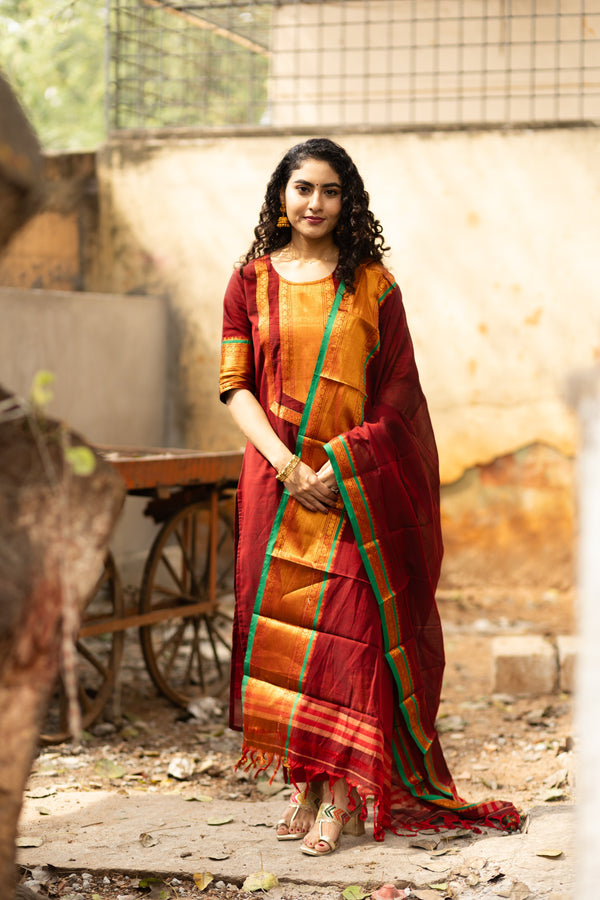 Pranika Naryanpeth Handloom Cotton Elegance Set-With lining