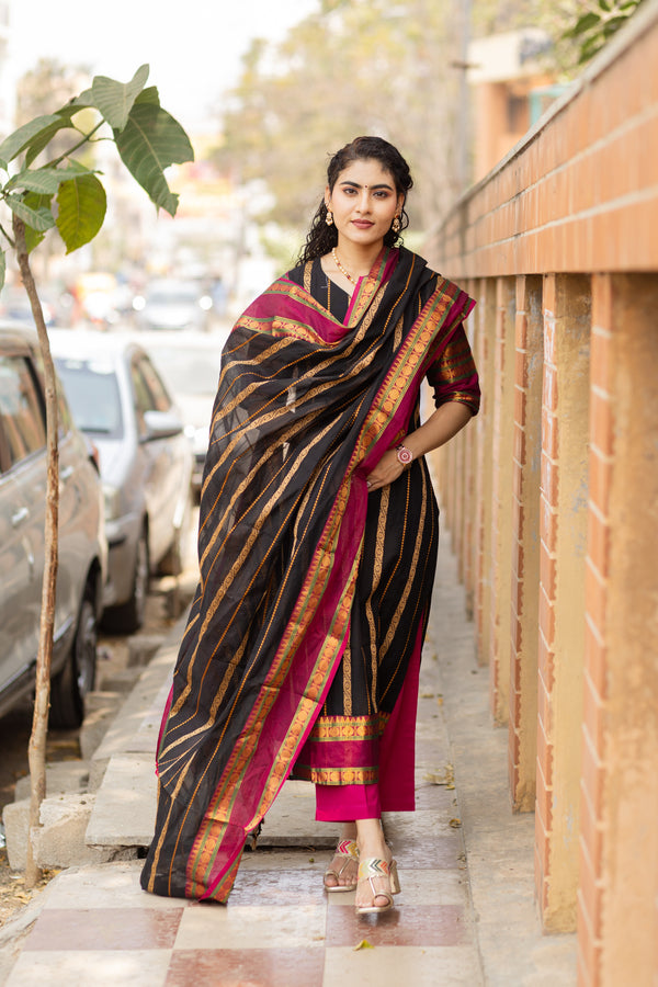 Veldhaari Pattu South Cotton – Midnight Gold Elegance