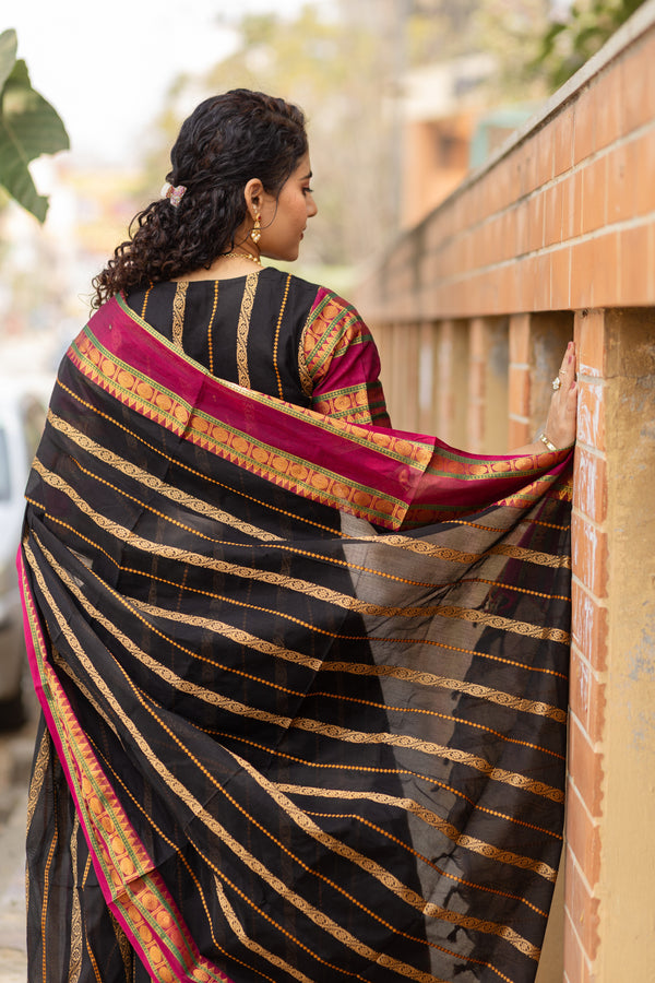 Veldhaari Pattu South Cotton – Midnight Gold Elegance