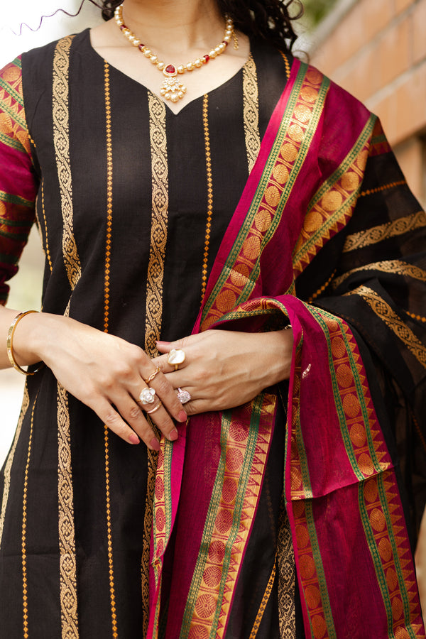 Veldhaari Pattu South Cotton – Midnight Gold Elegance