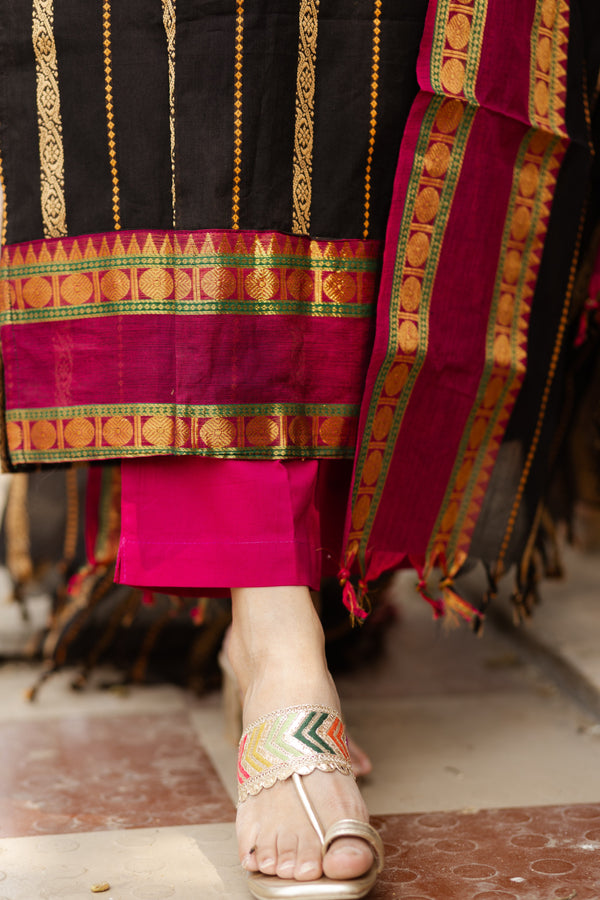 Veldhaari Pattu South Cotton – Midnight Gold Elegance