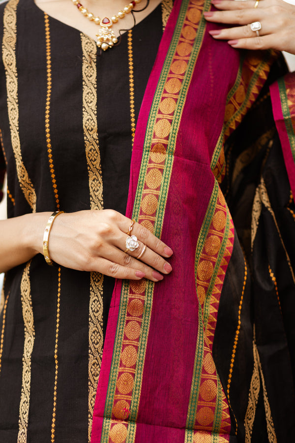 Veldhaari Pattu South Cotton – Midnight Gold Elegance