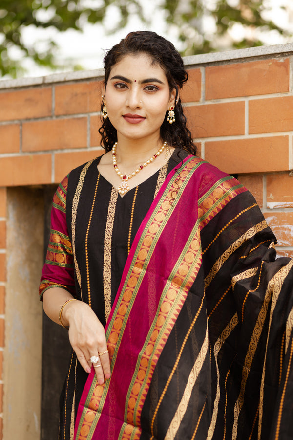 Veldhaari Pattu South Cotton – Midnight Gold Elegance