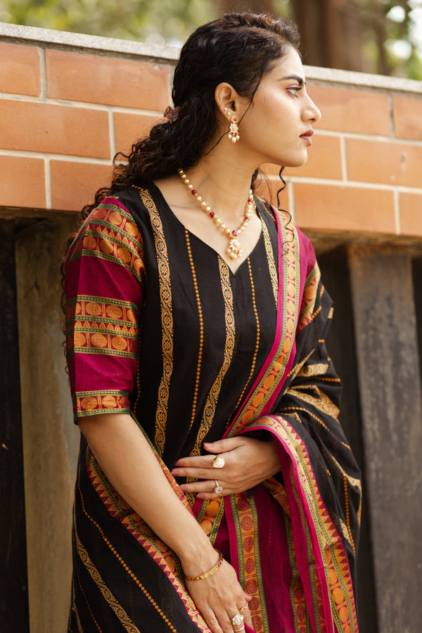 Veldhaari Pattu South Cotton – Midnight Gold Elegance