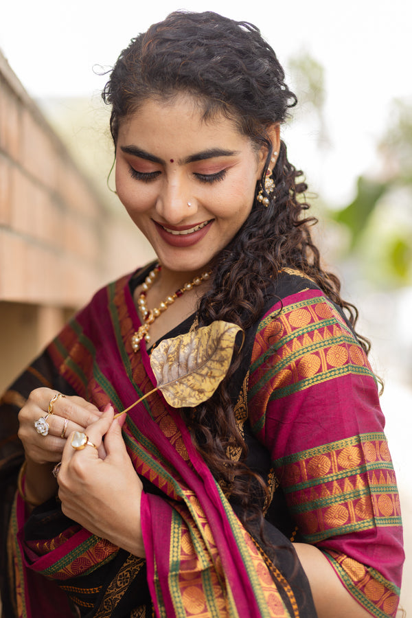 Veldhaari Pattu South Cotton – Midnight Gold Elegance