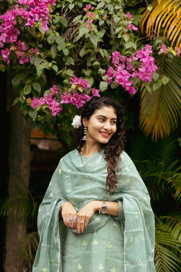 🌿 Tuhina- Experience Sheer Elegance in Handwoven Jamdani Artistry 🌿