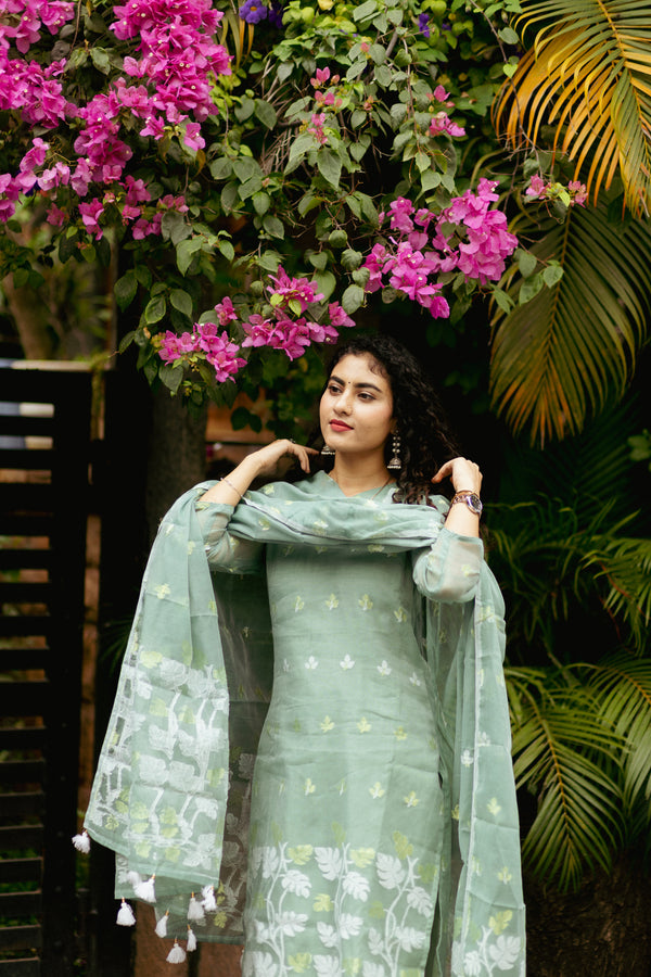 🌿 Tuhina- Experience Sheer Elegance in Handwoven Jamdani Artistry 🌿