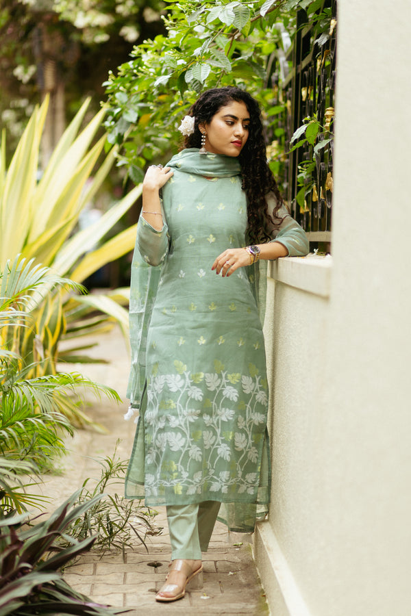 🌿 Tuhina- Experience Sheer Elegance in Handwoven Jamdani Artistry 🌿