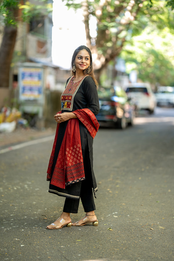 Noor-e-Kaashi Suit Set with Dupatta