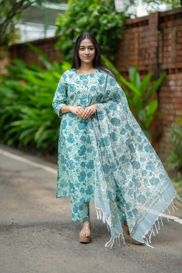 🌿 Aaravi – The Calm Bloom rap Yourself in Nature-Inspired Elegance Handblock Suit 🌿