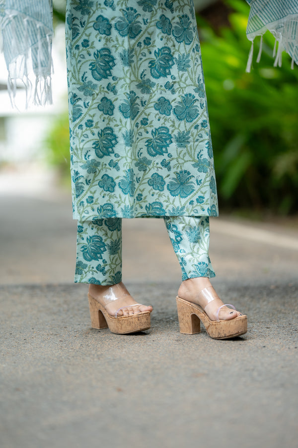 🌿 Aaravi – The Calm Bloom rap Yourself in Nature-Inspired Elegance Handblock Suit 🌿