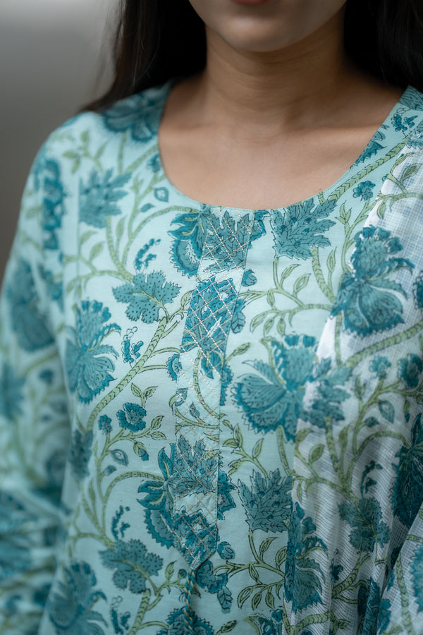 🌿 Aaravi – The Calm Bloom rap Yourself in Nature-Inspired Elegance Handblock Suit 🌿