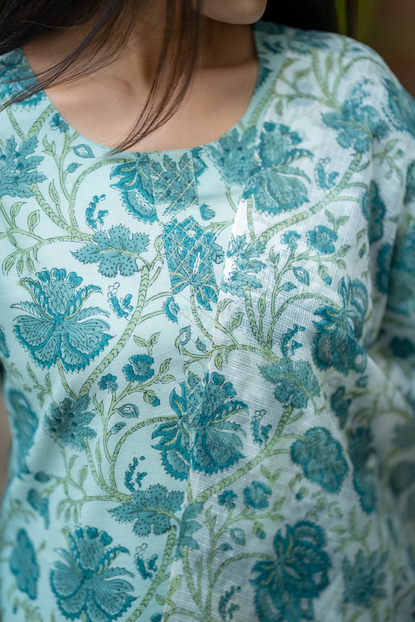 🌿 Aaravi – The Calm Bloom rap Yourself in Nature-Inspired Elegance Handblock Suit 🌿