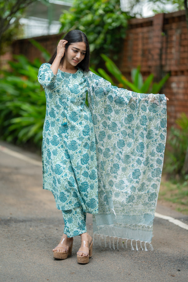 🌿 Aaravi – The Calm Bloom rap Yourself in Nature-Inspired Elegance Handblock Suit 🌿