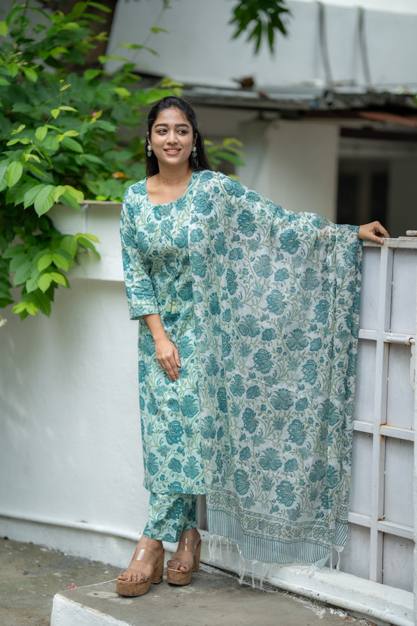 🌿 Aaravi – The Calm Bloom rap Yourself in Nature-Inspired Elegance Handblock Suit 🌿