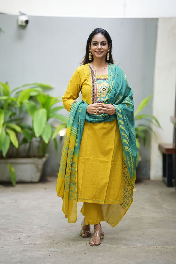 🌟 Navrang Vibes – Geometric Grace Edition