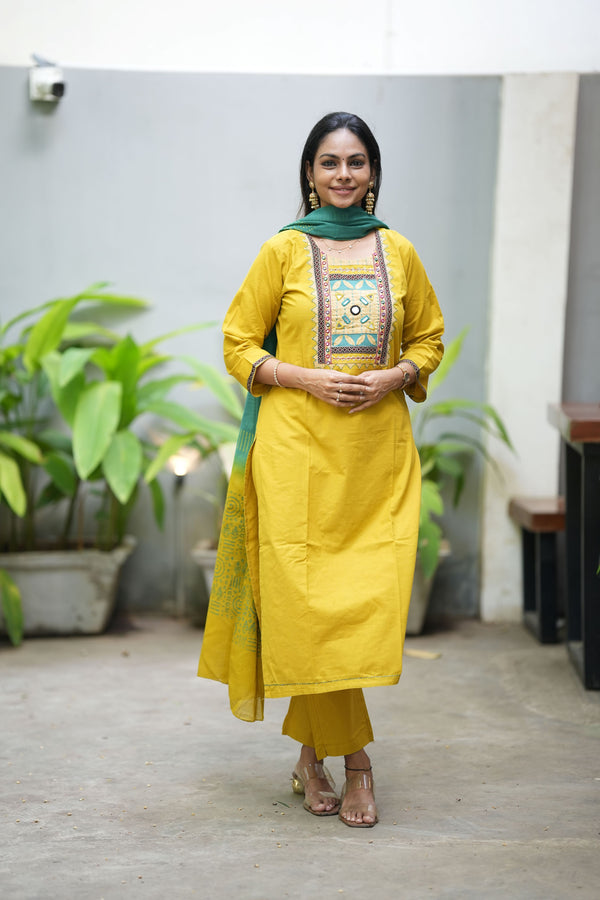 🌟 Navrang Vibes – Geometric Grace Edition