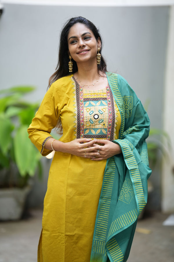 🌟 Navrang Vibes – Geometric Grace Edition