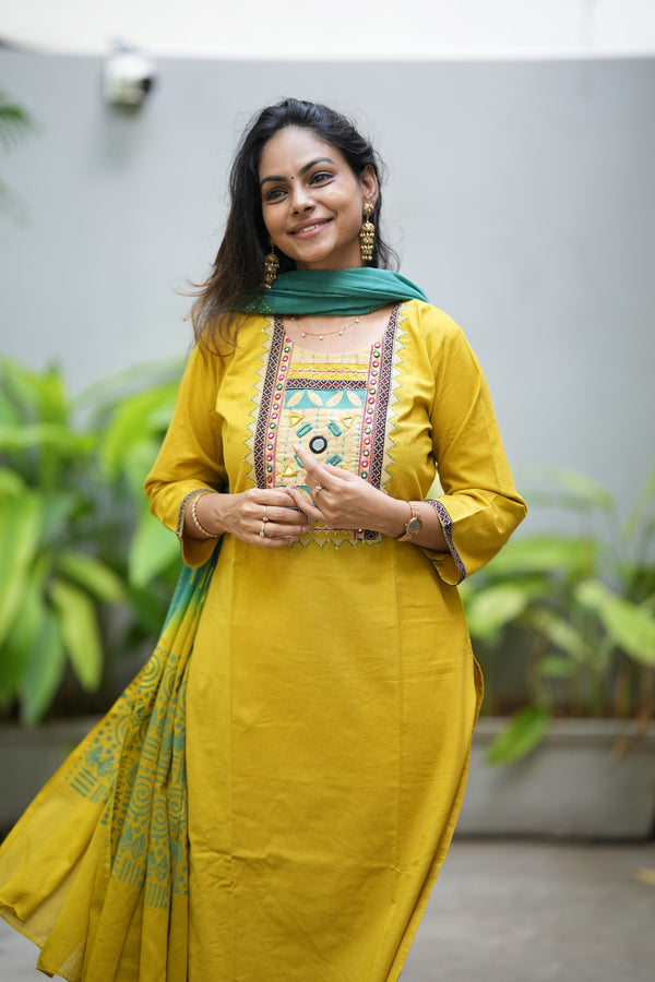 🌟 Navrang Vibes – Geometric Grace Edition