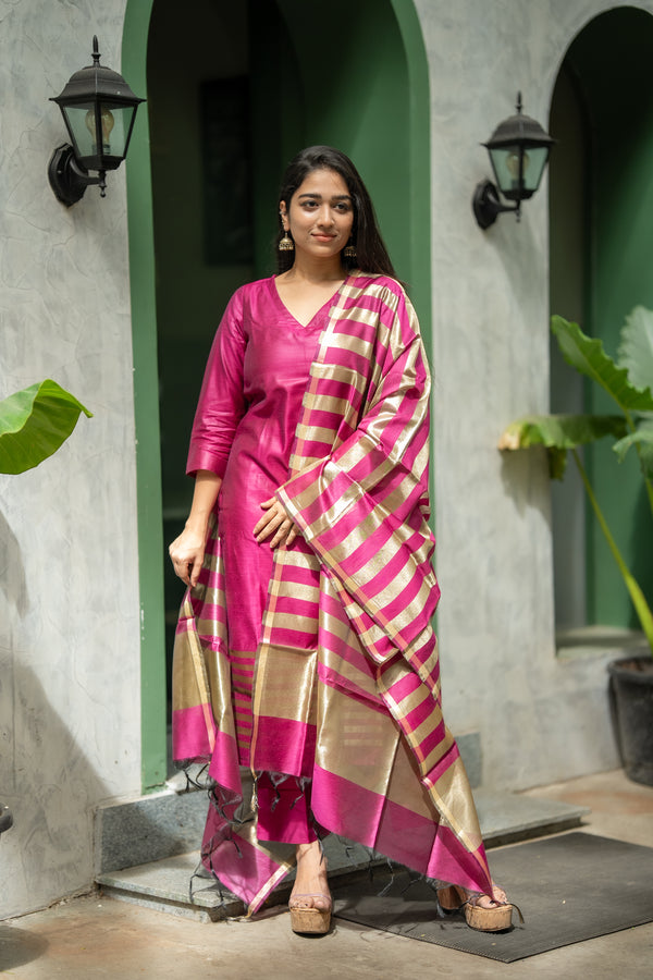 🌺 KanthikaShine Like Royalty in Luxurious Banarasi Silk Radiance 🌺