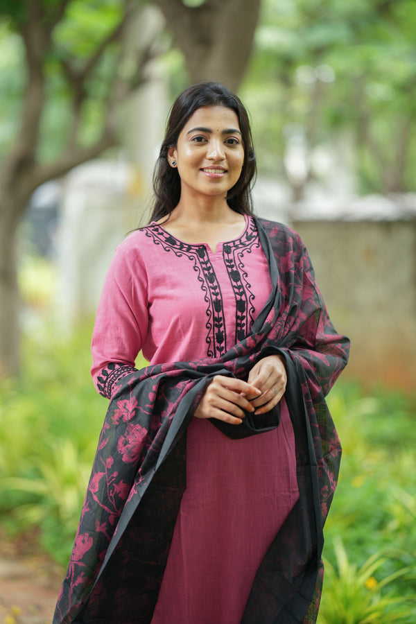 Gulab Resham Kurta Suit Set – Embroidered Elegance