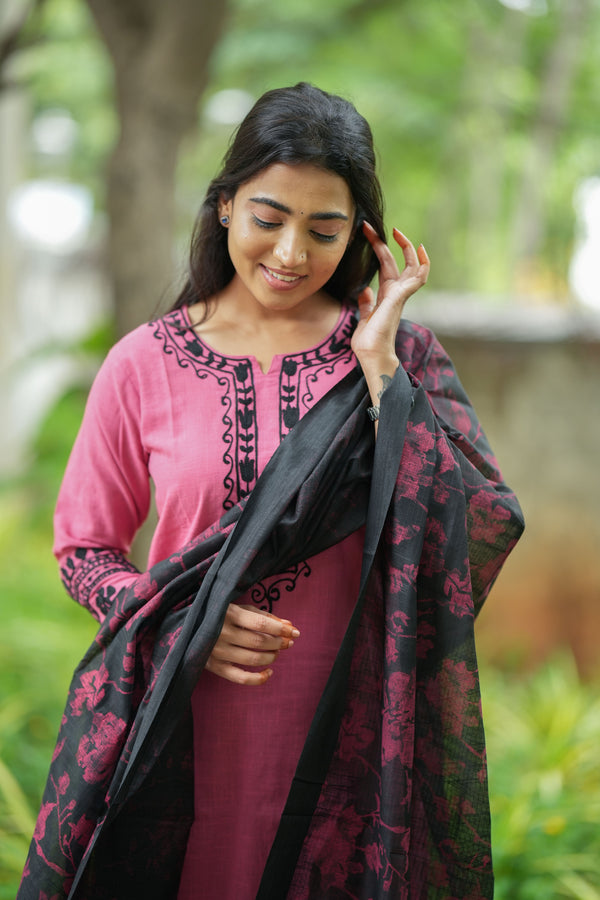 Gulab Resham Kurta Suit Set – Embroidered Elegance