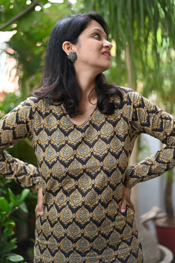 Vaidehi Golden Lattice Kurta Set