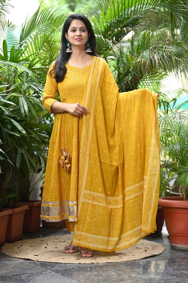 💛 💜 SharanyaDrape Yourself in Sunshine with this Flowing Anarkali Elegance 💛💜