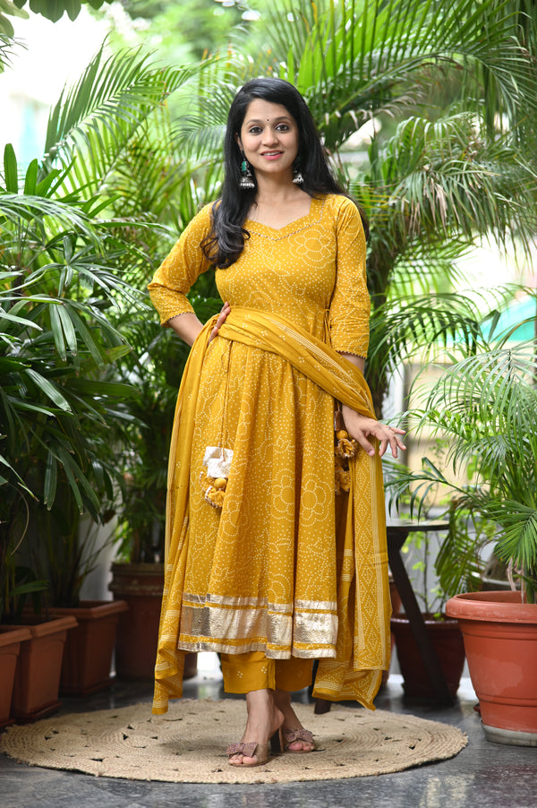 💛 💜 SharanyaDrape Yourself in Sunshine with this Flowing Anarkali Elegance 💛💜