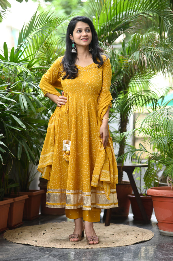 💛 💜 SharanyaDrape Yourself in Sunshine with this Flowing Anarkali Elegance 💛💜