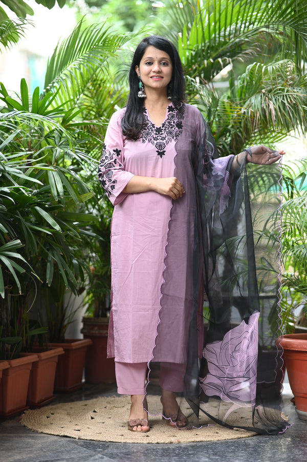 π€ Ravya β The Midnight BloomGrace Meets Drama in this Elegant Cotton & Organza Ensemble π€