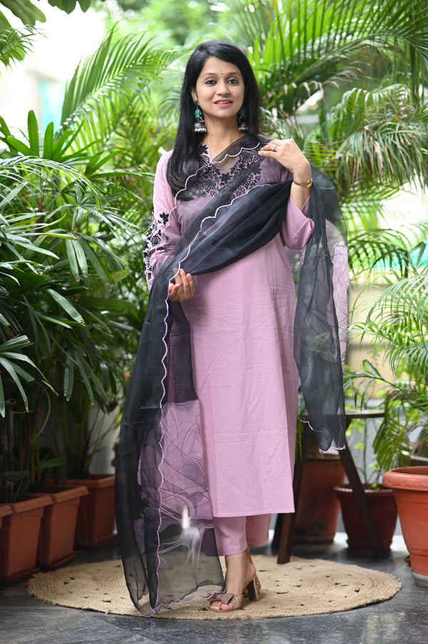 π€ Ravya β The Midnight BloomGrace Meets Drama in this Elegant Cotton & Organza Ensemble π€