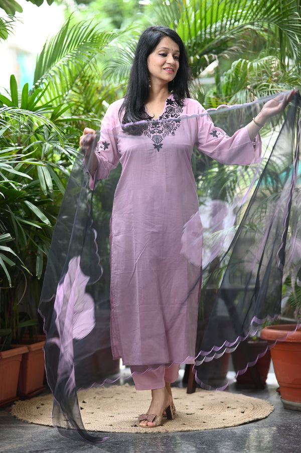 π€ Ravya β The Midnight BloomGrace Meets Drama in this Elegant Cotton & Organza Ensemble π€