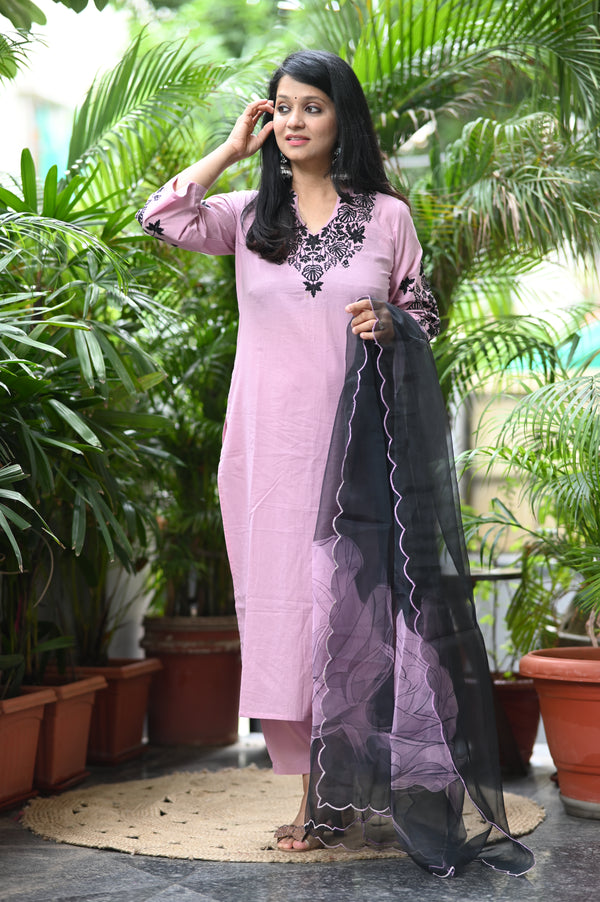 π€ Ravya β The Midnight BloomGrace Meets Drama in this Elegant Cotton & Organza Ensemble π€