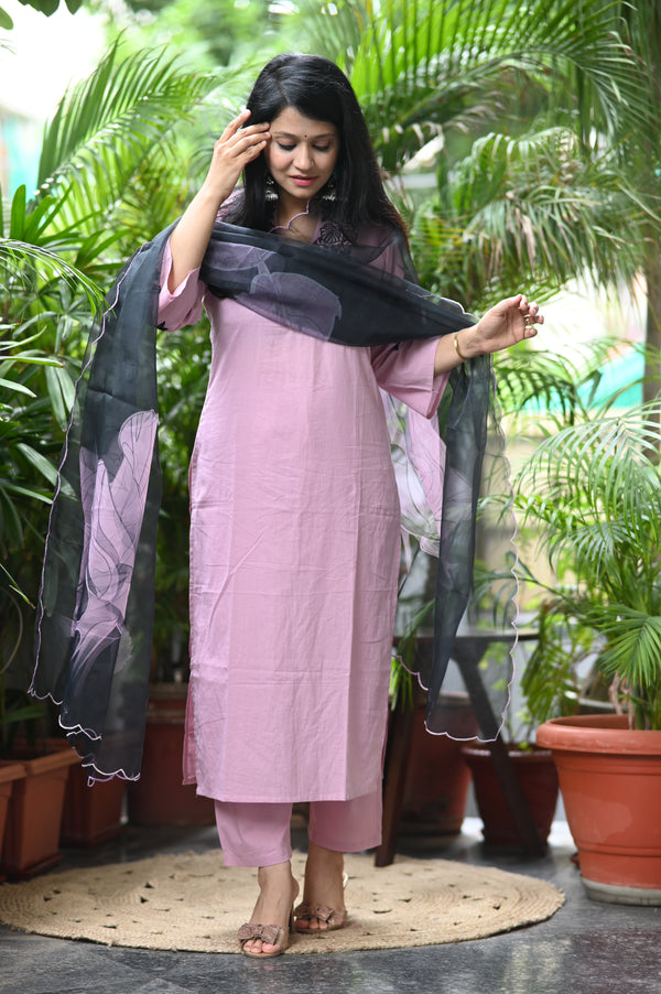 π€ Ravya β The Midnight BloomGrace Meets Drama in this Elegant Cotton & Organza Ensemble π€