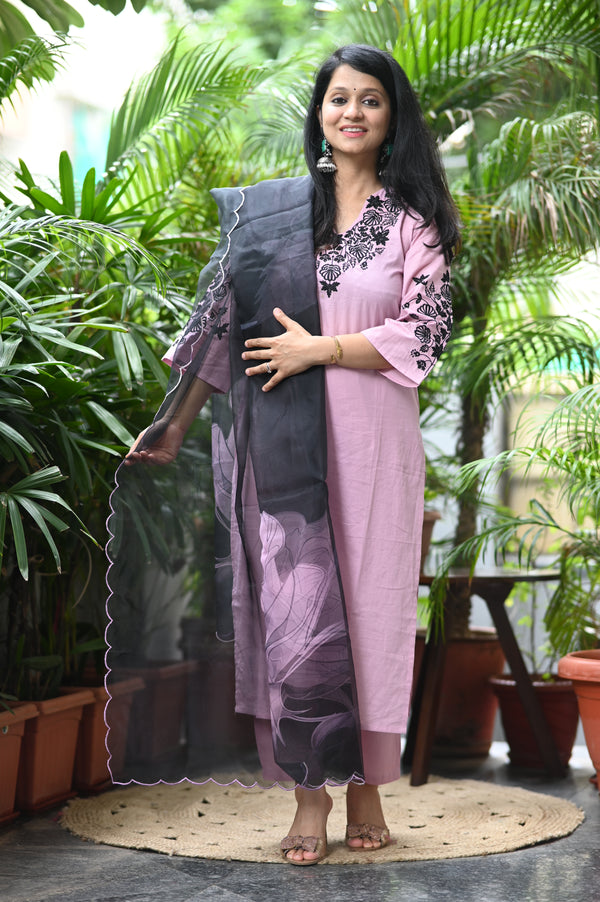 π€ Ravya β The Midnight BloomGrace Meets Drama in this Elegant Cotton & Organza Ensemble π€