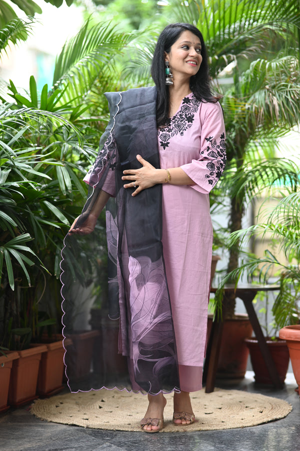π€ Ravya β The Midnight BloomGrace Meets Drama in this Elegant Cotton & Organza Ensemble π€