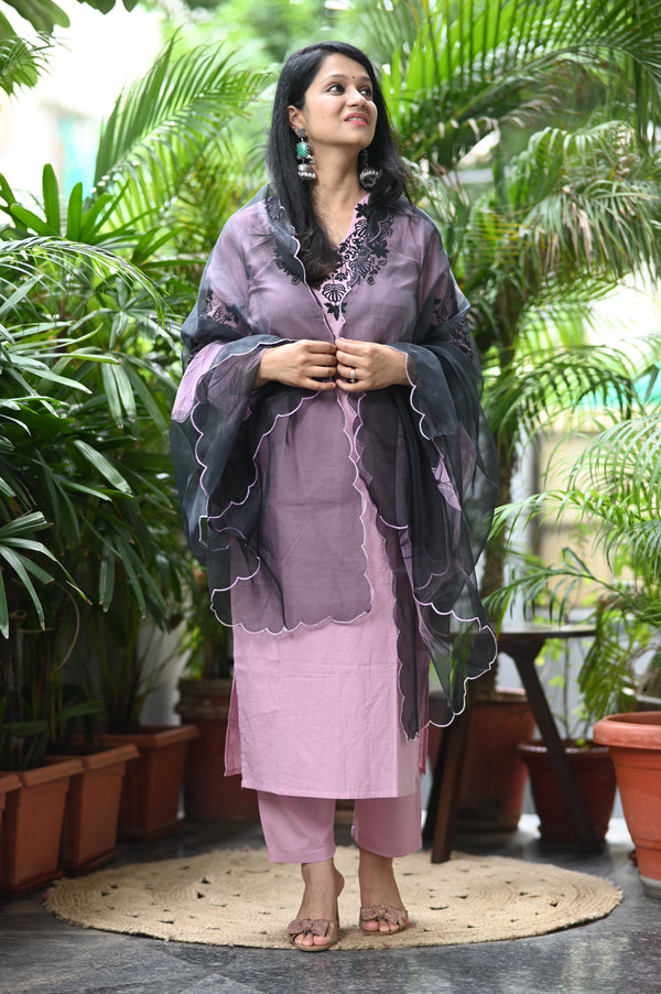 π€ Ravya β The Midnight BloomGrace Meets Drama in this Elegant Cotton & Organza Ensemble π€