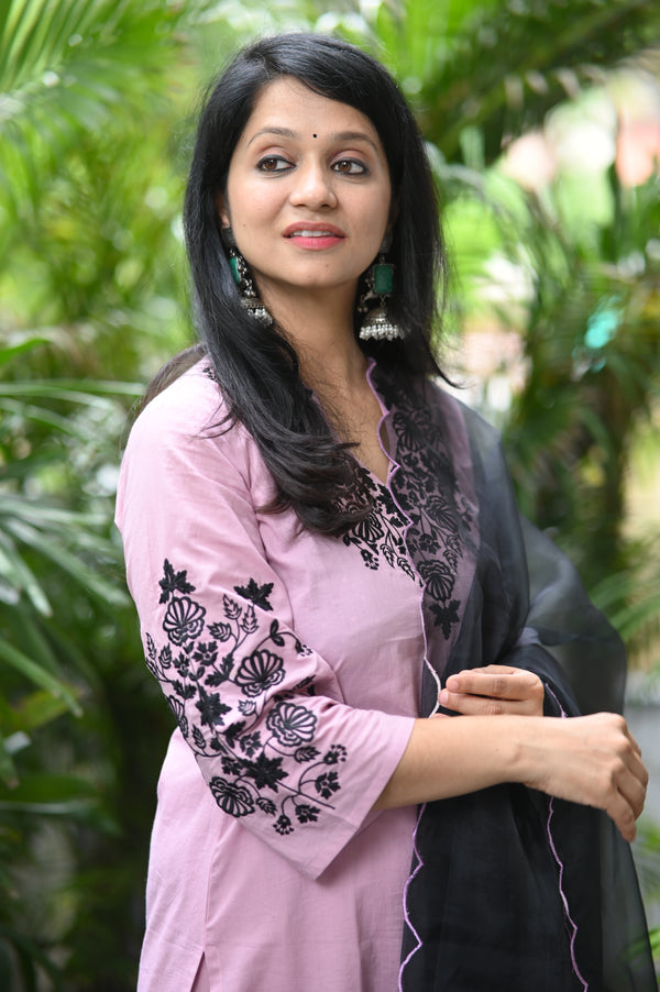 π€ Ravya β The Midnight BloomGrace Meets Drama in this Elegant Cotton & Organza Ensemble π€