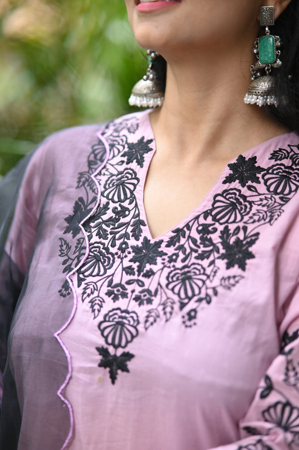 π€ Ravya β The Midnight BloomGrace Meets Drama in this Elegant Cotton & Organza Ensemble π€