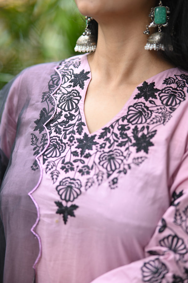 π€ Ravya β The Midnight BloomGrace Meets Drama in this Elegant Cotton & Organza Ensemble π€