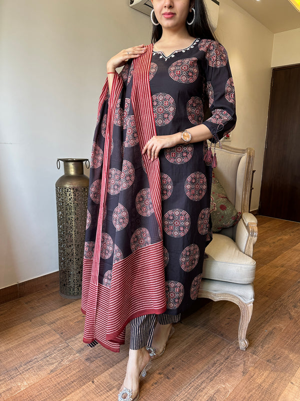 Aarohi Midnight Medallion Set