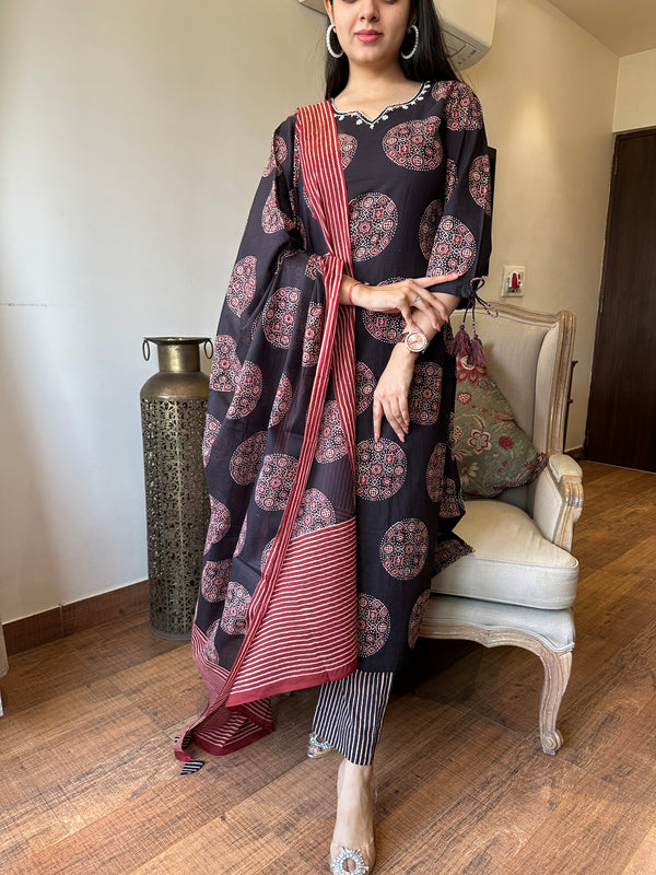 Aarohi Midnight Medallion Set