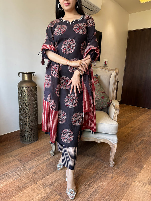 Aarohi Midnight Medallion Set