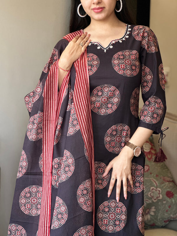 Aarohi Midnight Medallion Set