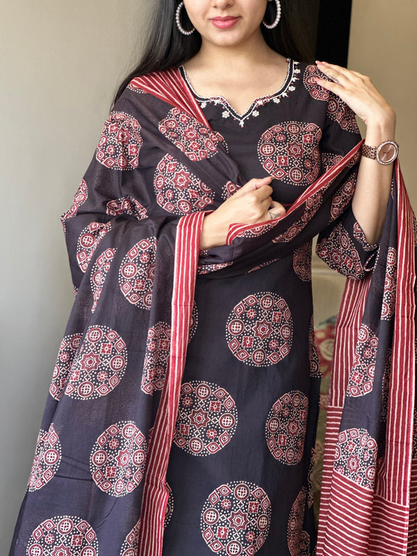 Aarohi Midnight Medallion Set