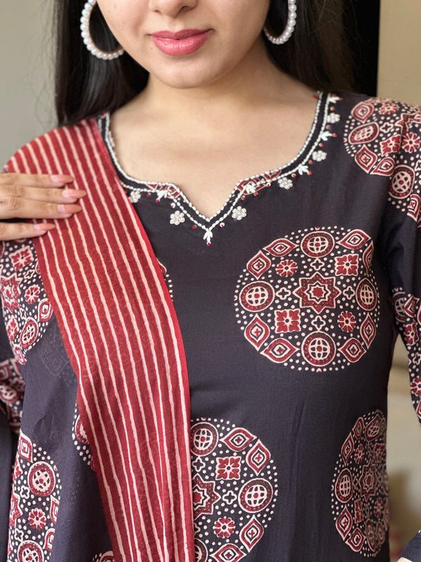 Aarohi Midnight Medallion Set