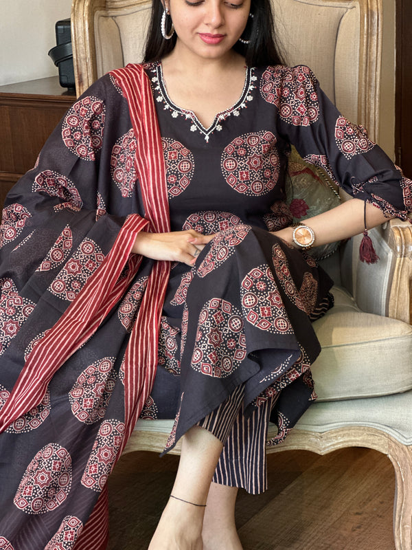 Aarohi Midnight Medallion Set