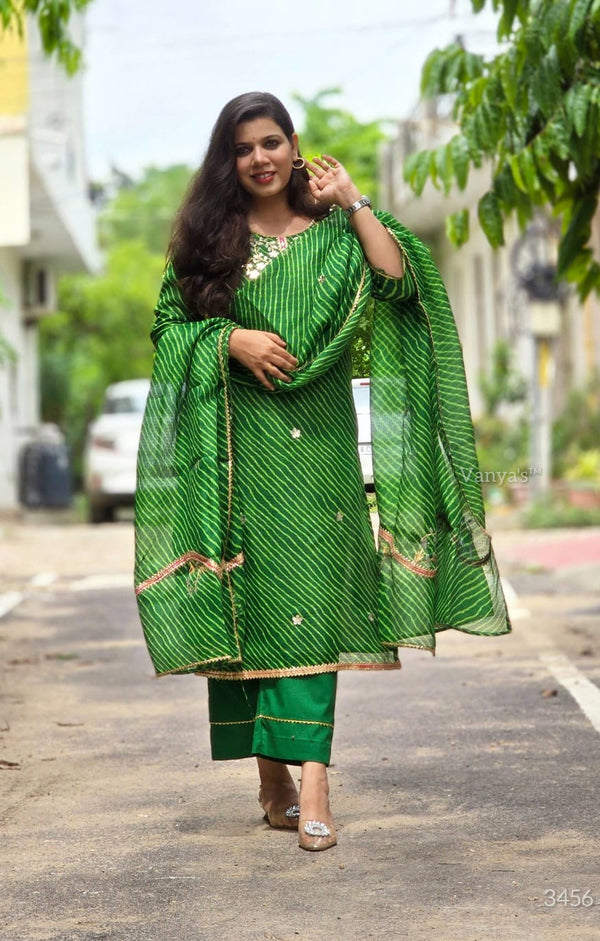 💚 HaripriyaStep into Festive Elegance with Classic Leheria Charm 💚